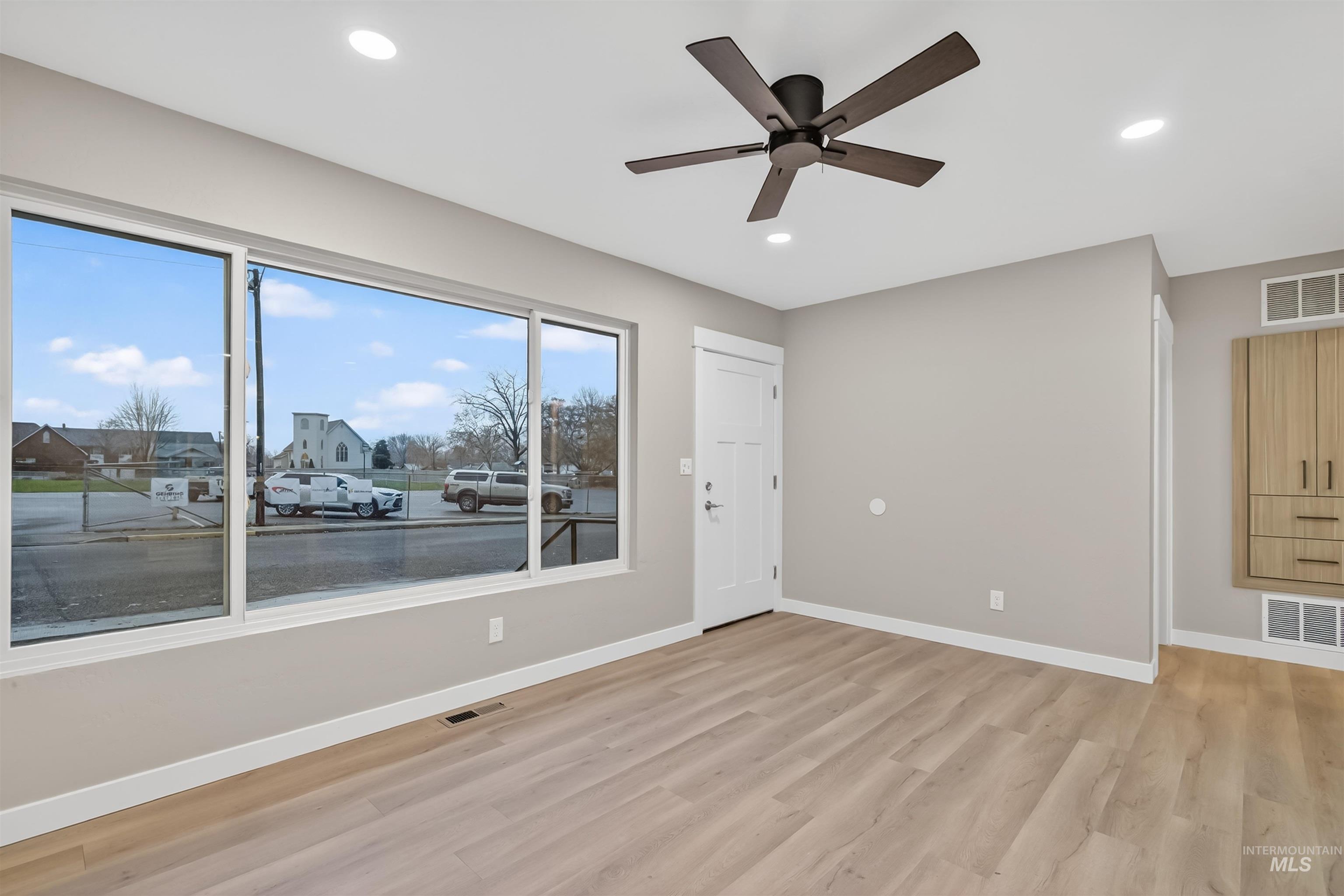 929 10th Street Clarkston, WA 99403 - Photo 14 of 43 Empty room with light wood-style floors, recessed lighting, and ceiling fan