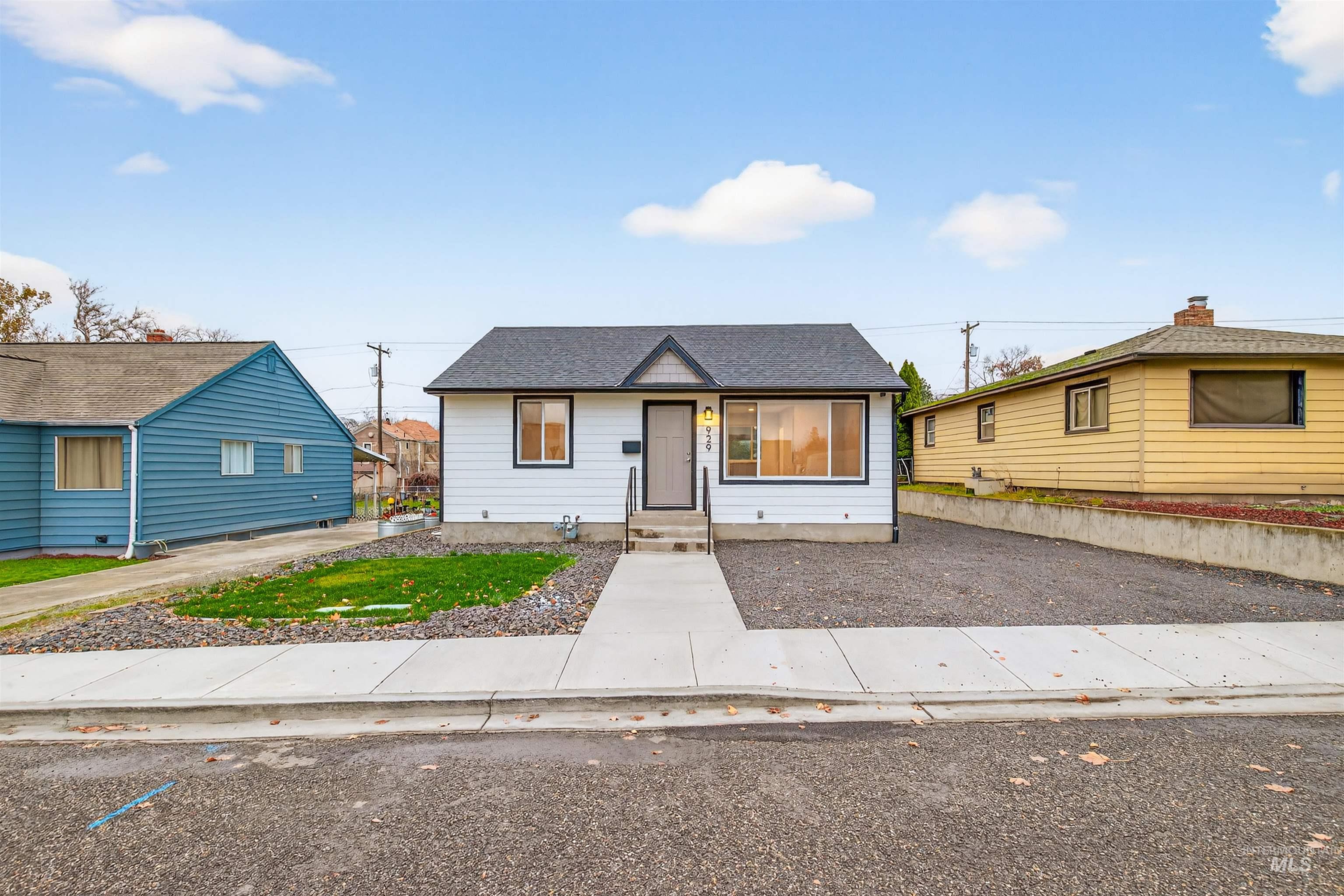 929 10th Street Clarkston, WA 99403 - Photo 3 of 43 Bungalow-style home featuring a shingled roof