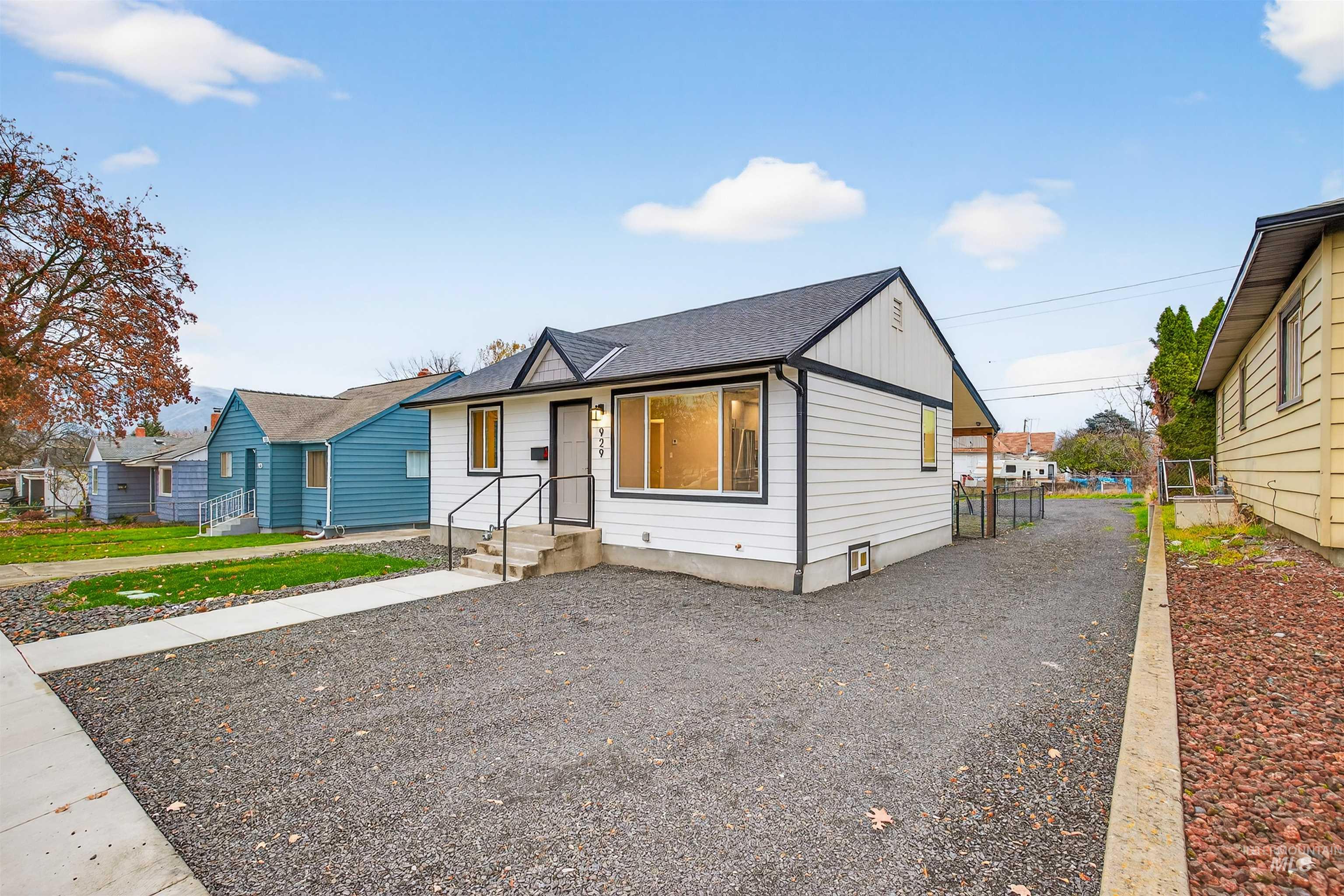929 10th Street Clarkston, WA 99403 - Photo 4 of 43 Bungalow featuring a shingled roof