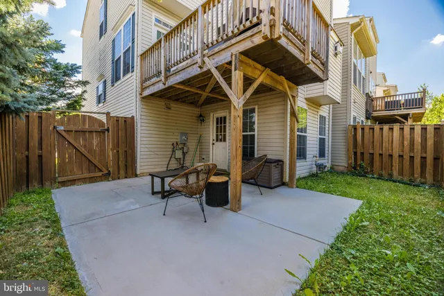 a view of a house with backyard and porch