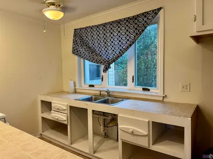 $1,100 | 821 Iris Street, Baton Rouge, LA 70802