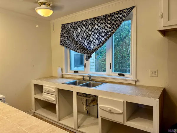 $1,100 | 821 Iris Street, Baton Rouge, LA 70802