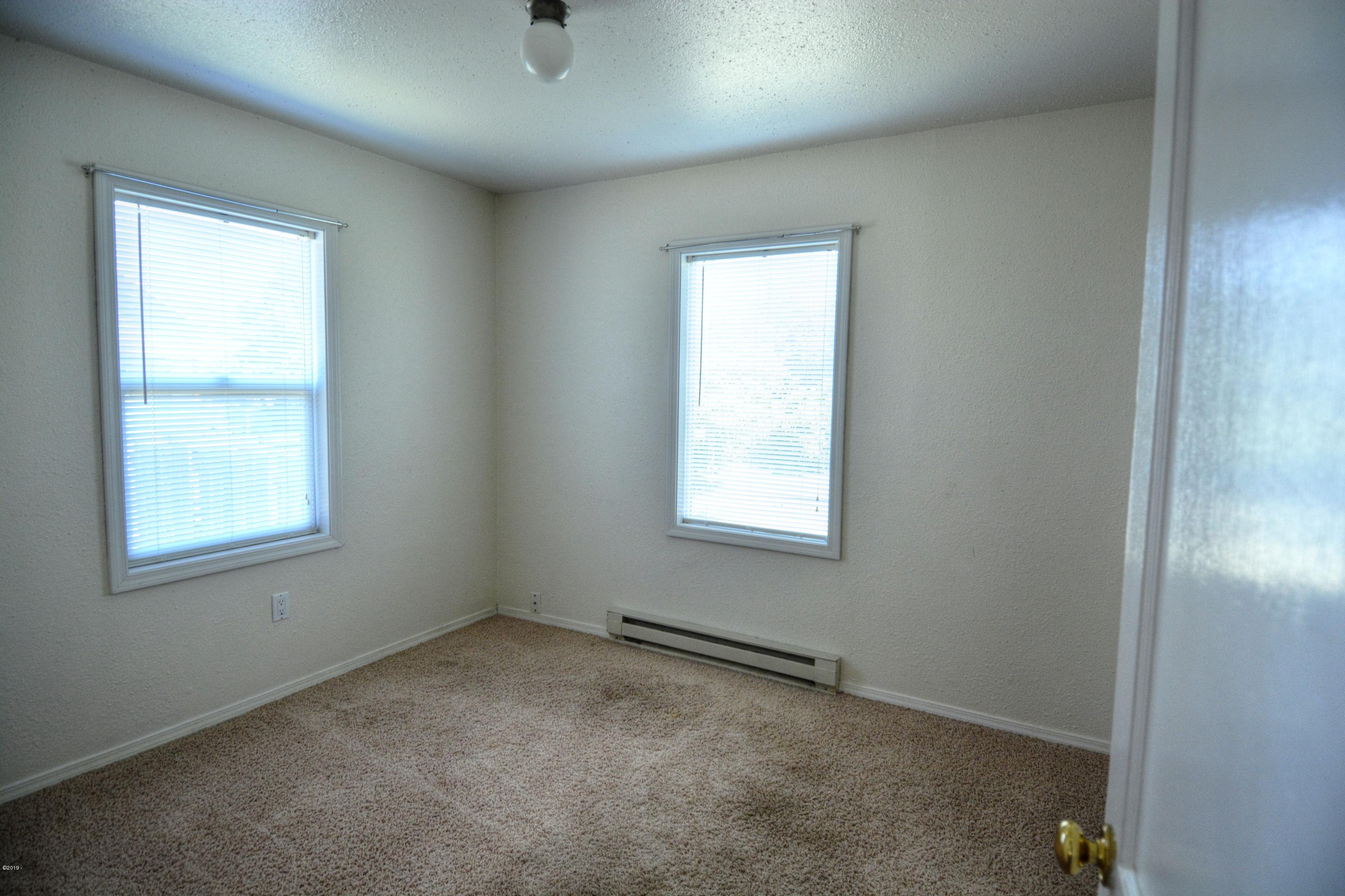 529 Southwest 5th Street Newport, OR 97365 - Photo 10 of 14 Bedroom 1