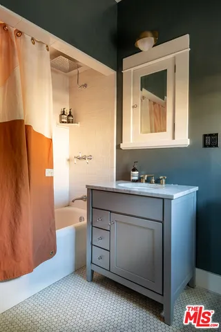 $4,295,000 | 2073 North Catalina Street, Los Angeles, CA 90027