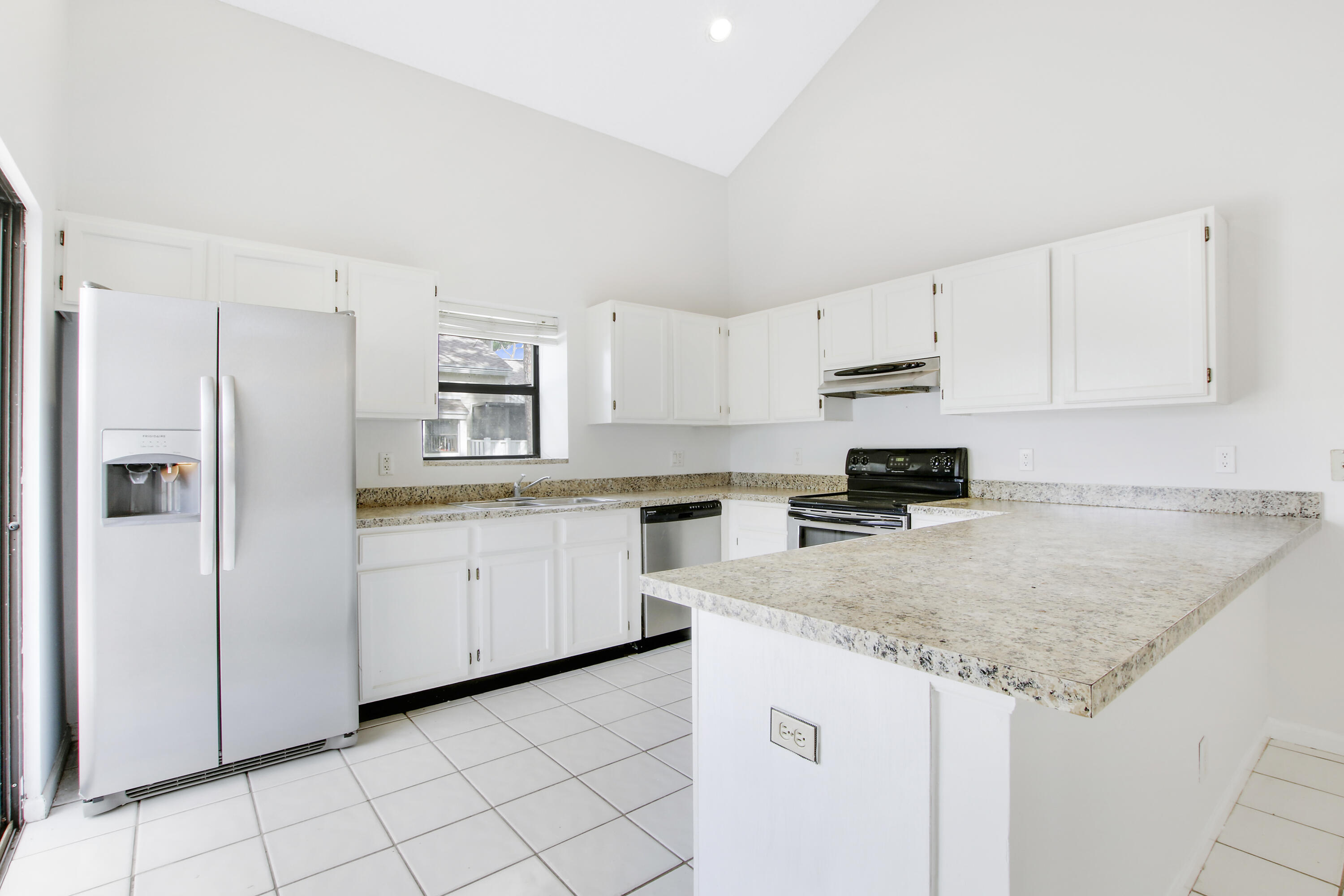 302 Summerwinds Lane Jupiter, FL 33458 - Photo 16 of 41 Kitchen