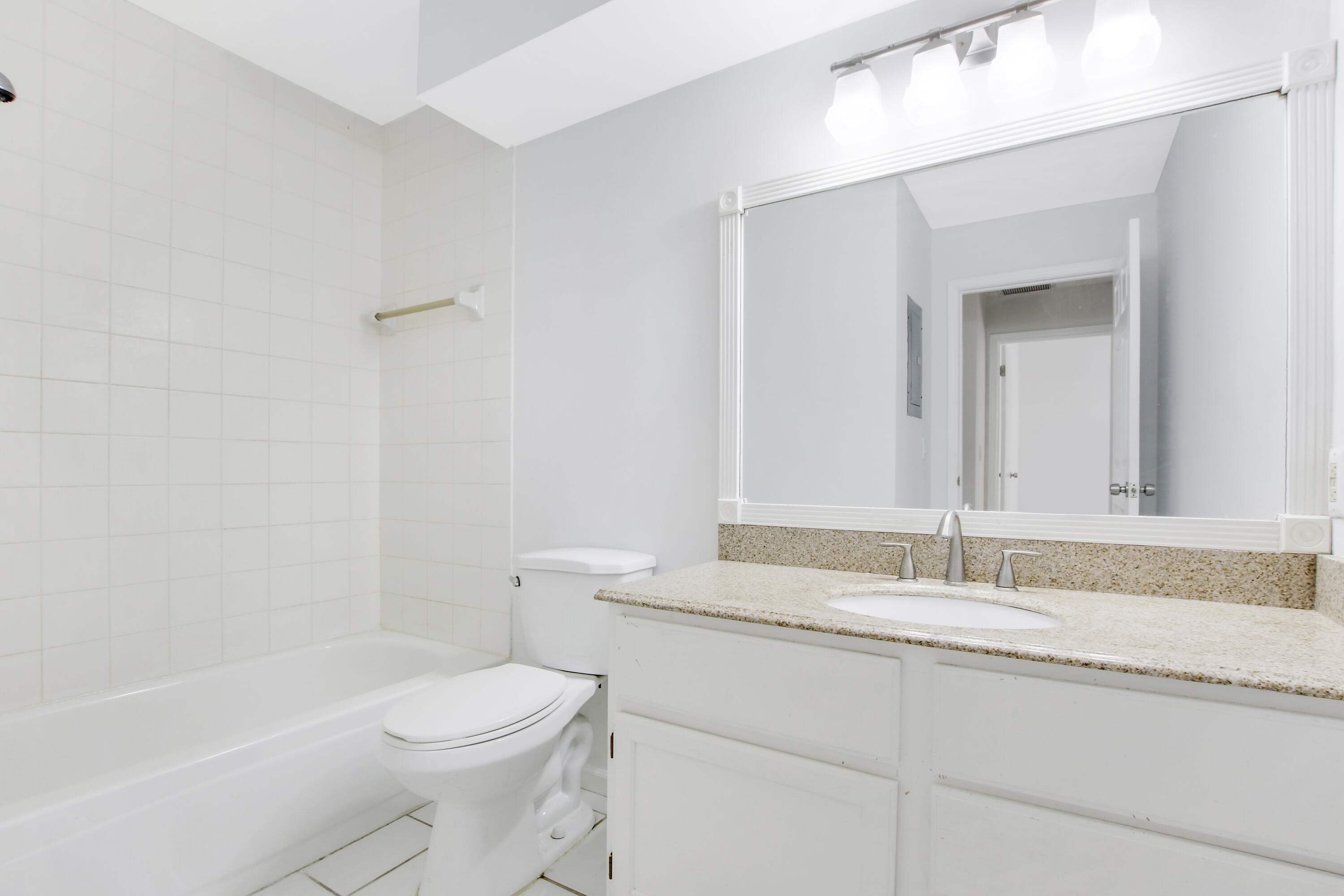 302 Summerwinds Lane Jupiter, FL 33458 - Photo 20 of 41 Hall bathroom