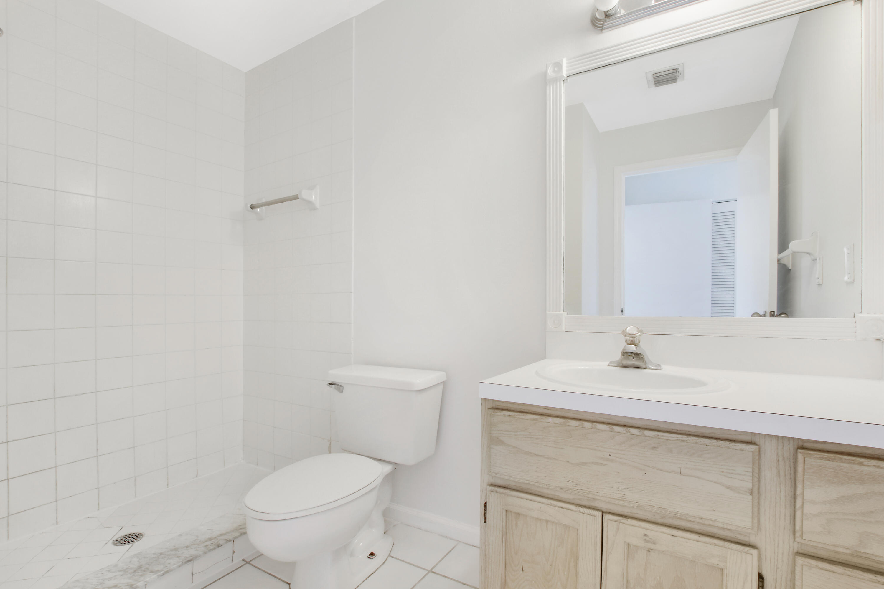 302 Summerwinds Lane Jupiter, FL 33458 - Photo 29 of 41 Upstairs Bathroom