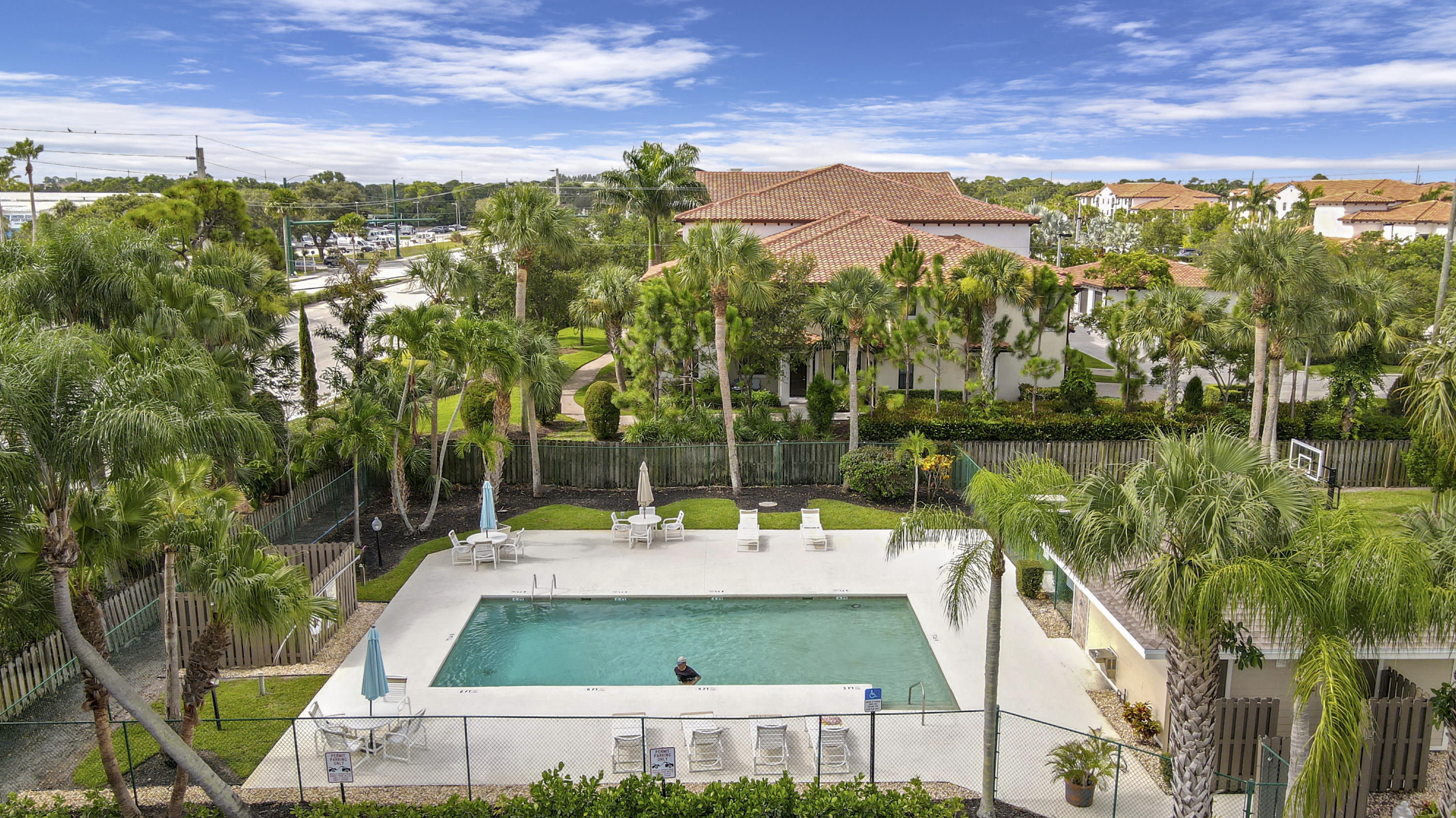 302 Summerwinds Lane Jupiter, FL 33458 - Photo 34 of 41 Pool