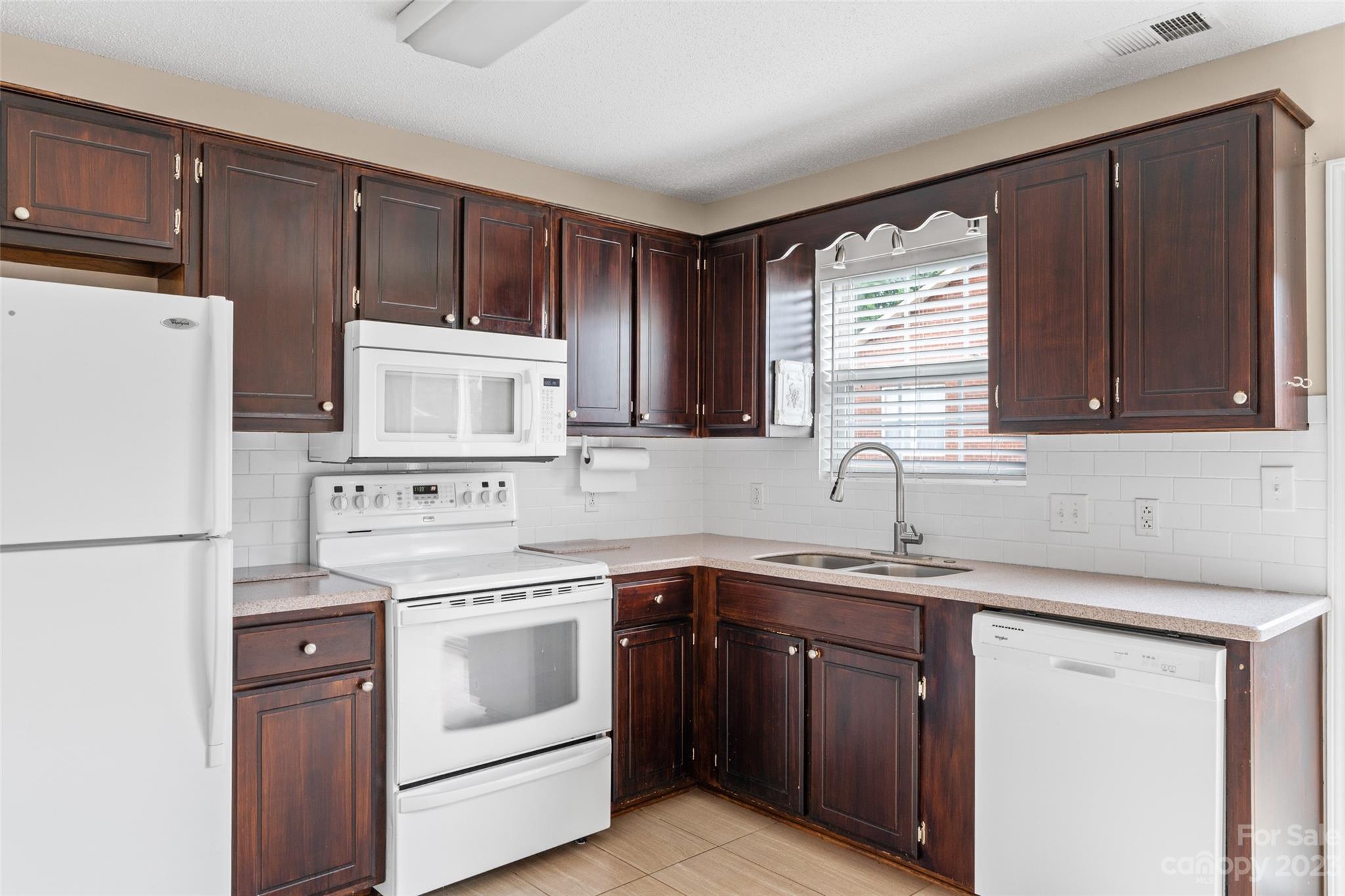 102 Brandywine Drive Northeast, Unit R4 Conover, NC 28613 - Photo 3 of 22 Gallery Image 3