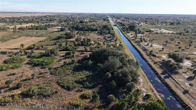 a view of a area with pathway