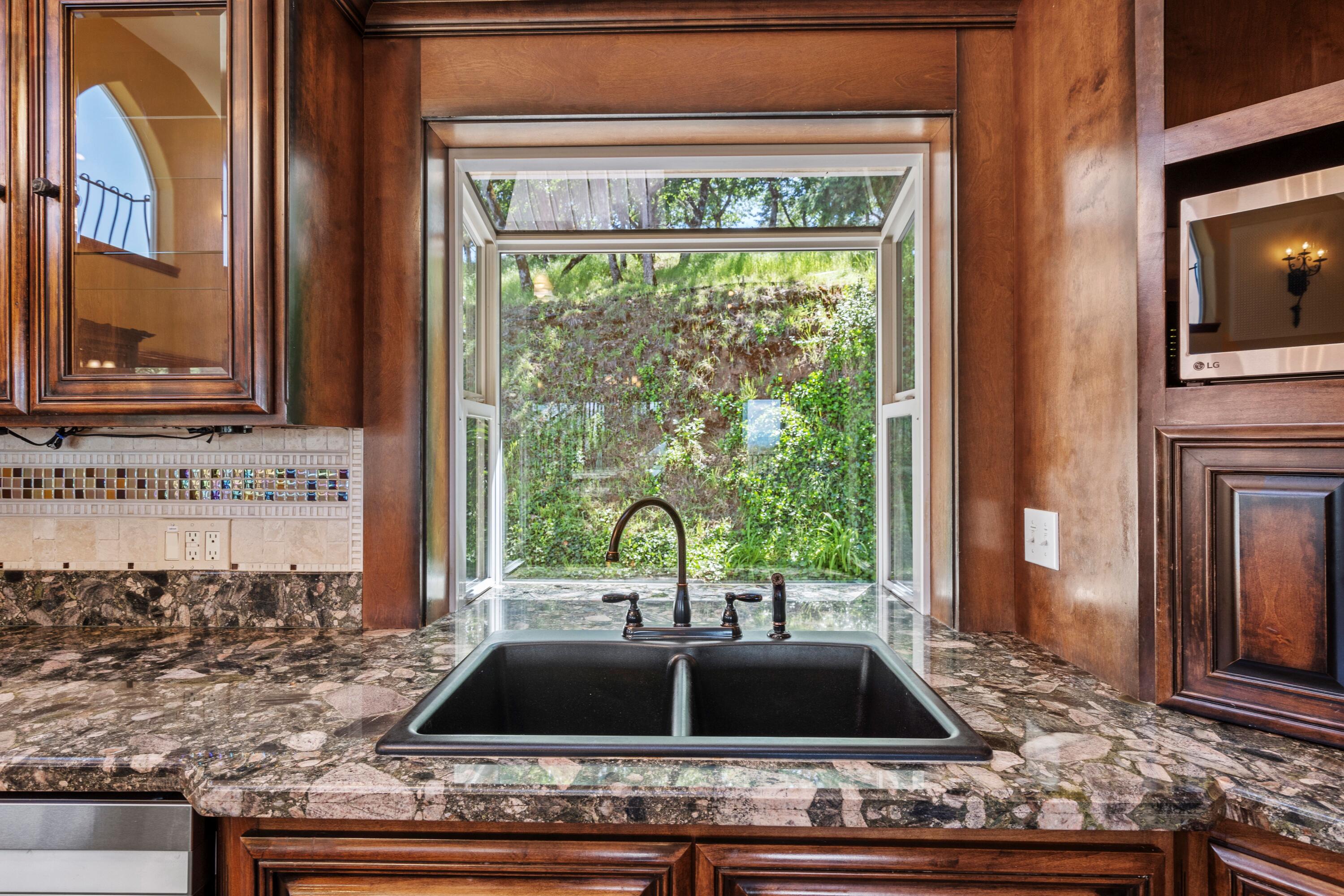 6397 Pioneer Road Medford, OR 97501 - Photo 10 of 44 Kitchen