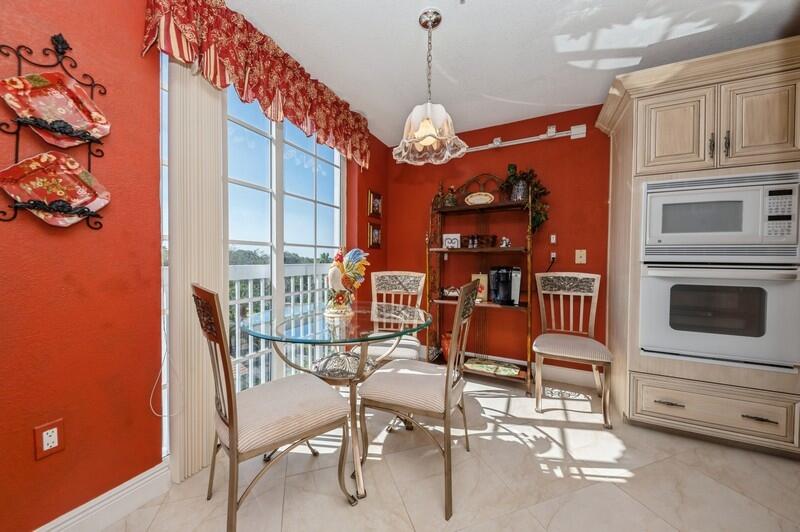 17031 Boca Club Boulevard, Unit 85A Boca Raton, FL 33487 - Photo 4 of 12 eat in kitchen