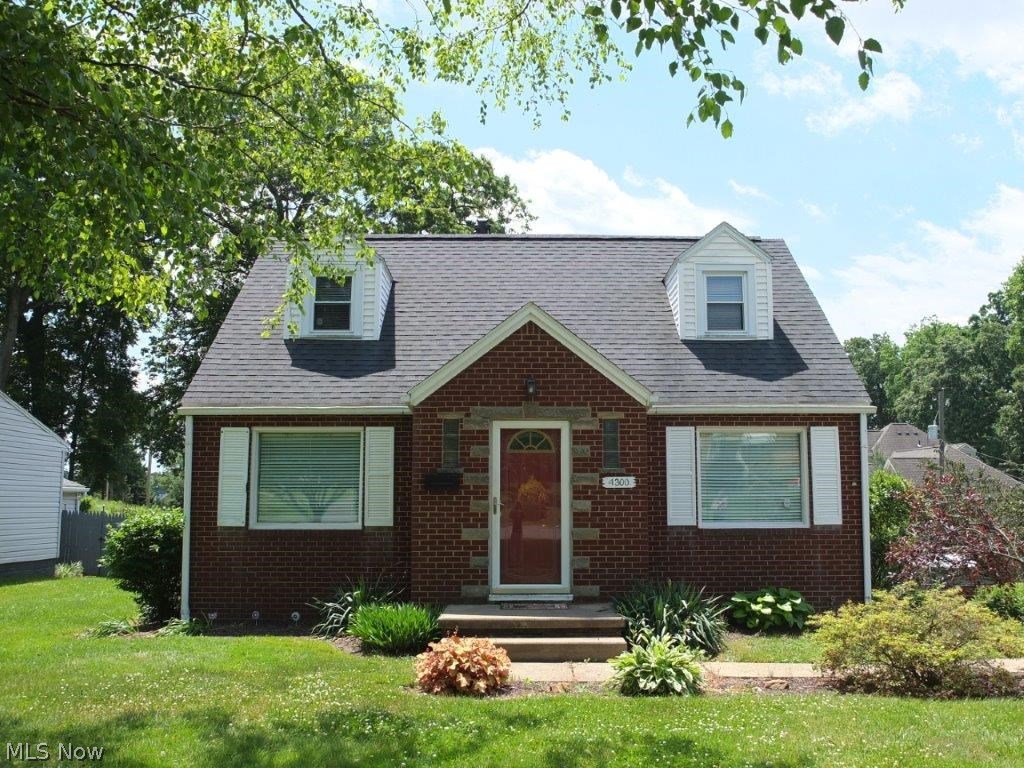Adorable 3 bedroom, 1 full bath all brick home with a fenced-in backyard!