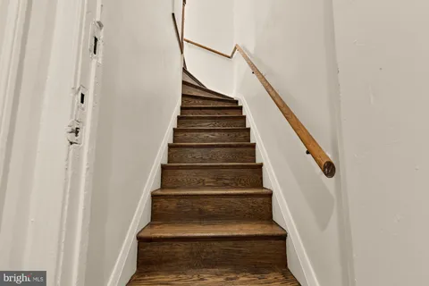 a picture of a rug with white wall