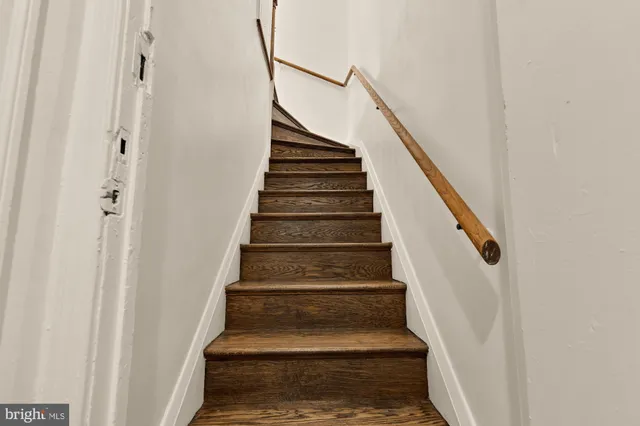 a picture of a rug with white wall