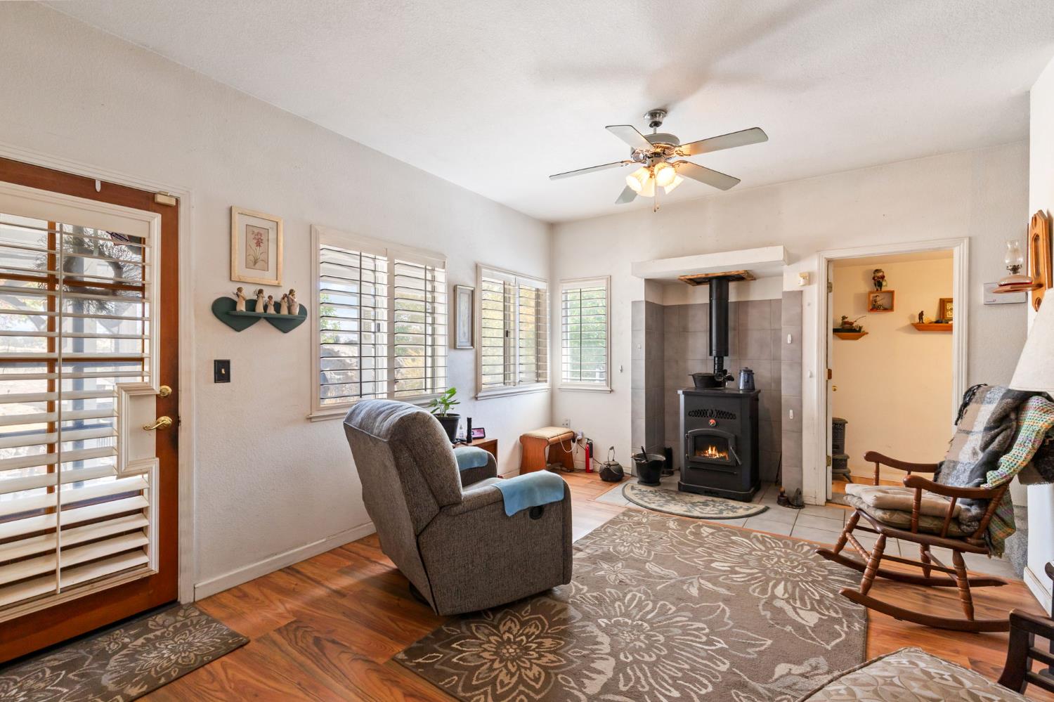 35670 Road 603 Raymond, CA 93653 - Photo 23 of 61 a living room with furniture and a window