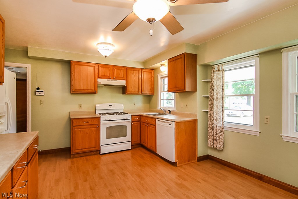 Bring your cooking and baking skills to this updated kitchen.  So bright and cheerful!
