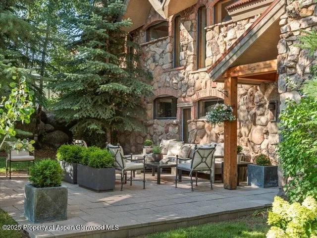a view of outdoor space yard and porch