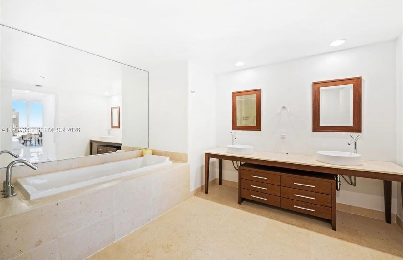 495 Brickell Avenue, Unit 3301 Miami, FL 33131 - Photo 25 of 33