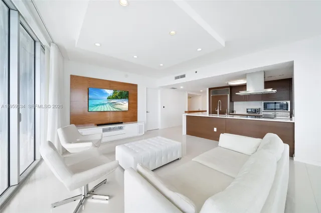 $8,500 | 495 Brickell Avenue, Unit 3301, Miami, FL 33131