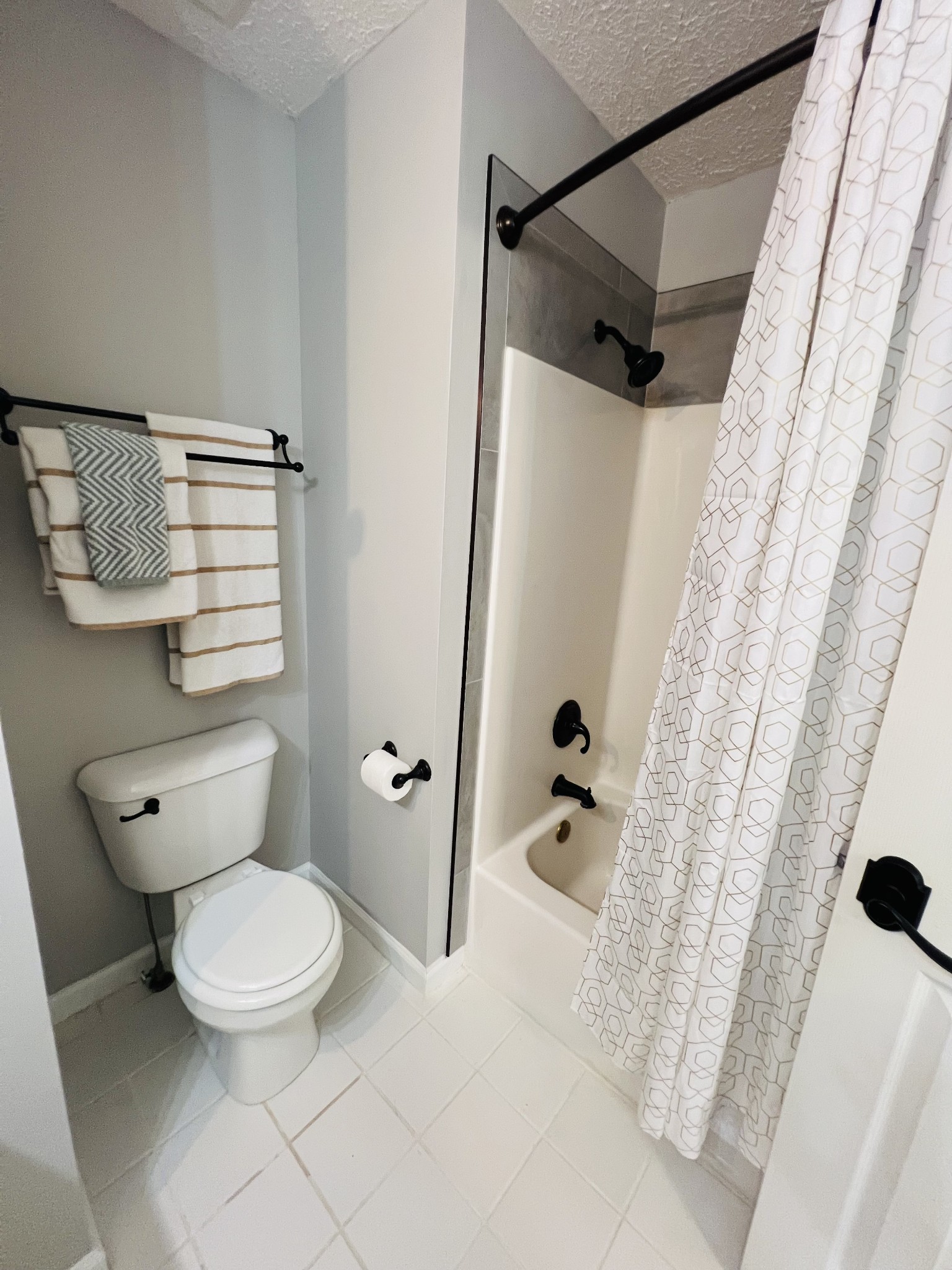 5345 Ashburn Road Springfield, TN 37172 - Photo 35 of 46 a bathroom with a toilet and a tub