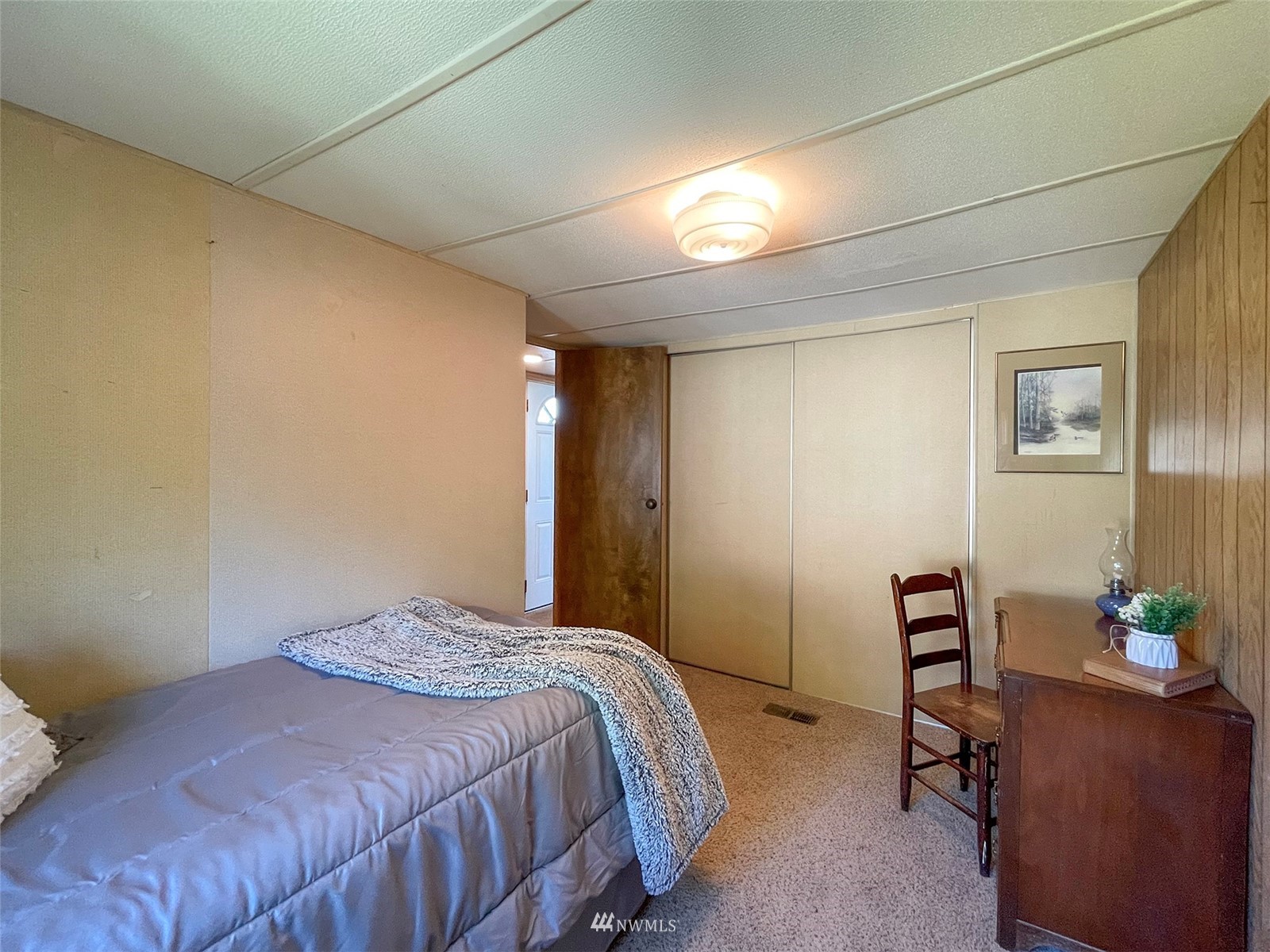 141 Streit Road Sequim, WA 98382 - Photo 30 of 40 a bedroom with a bed and a desk