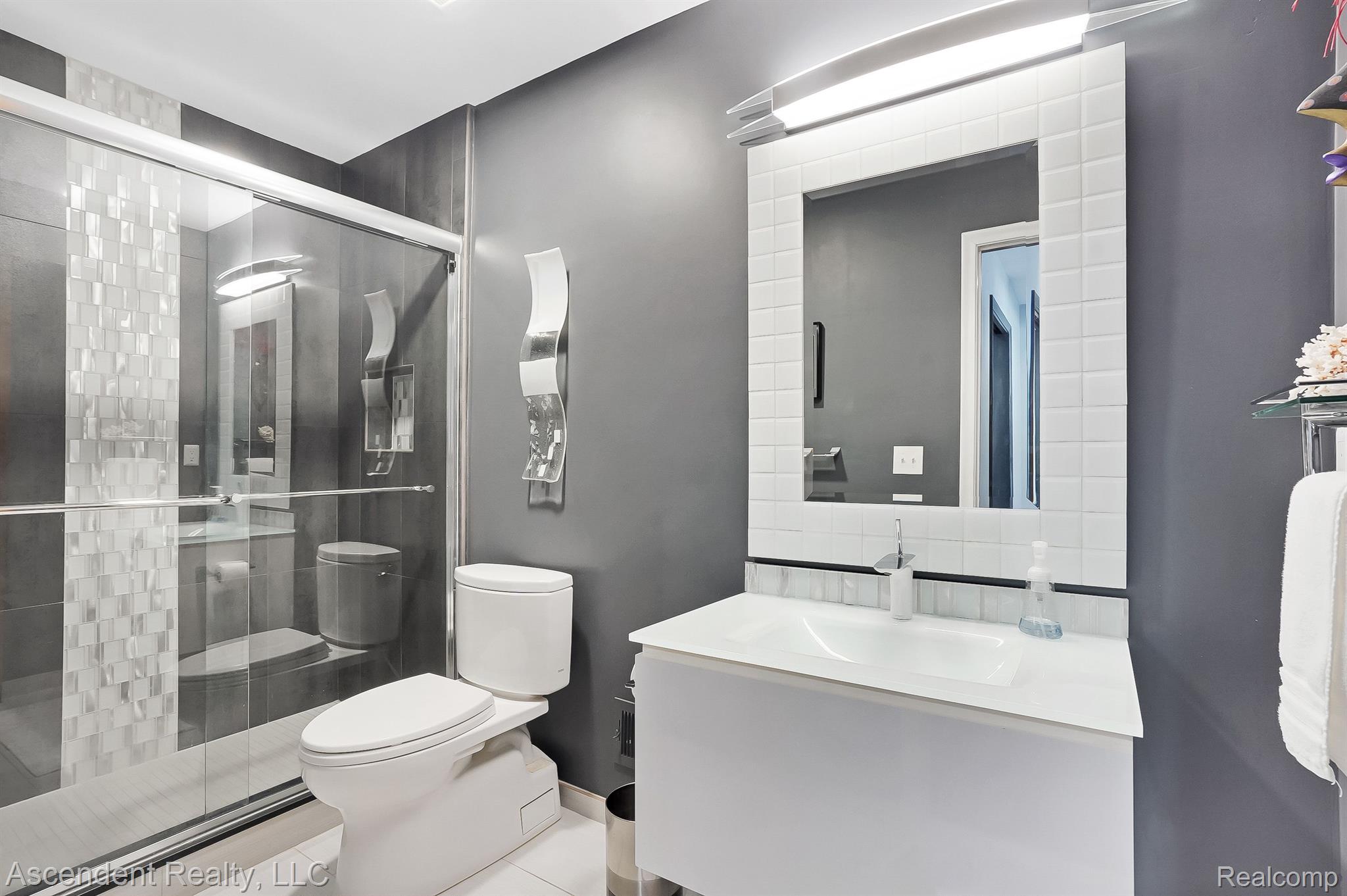 643 Middlebury Lane Rochester, MI 48309 - Photo 13 of 27 1st floor full bathroom