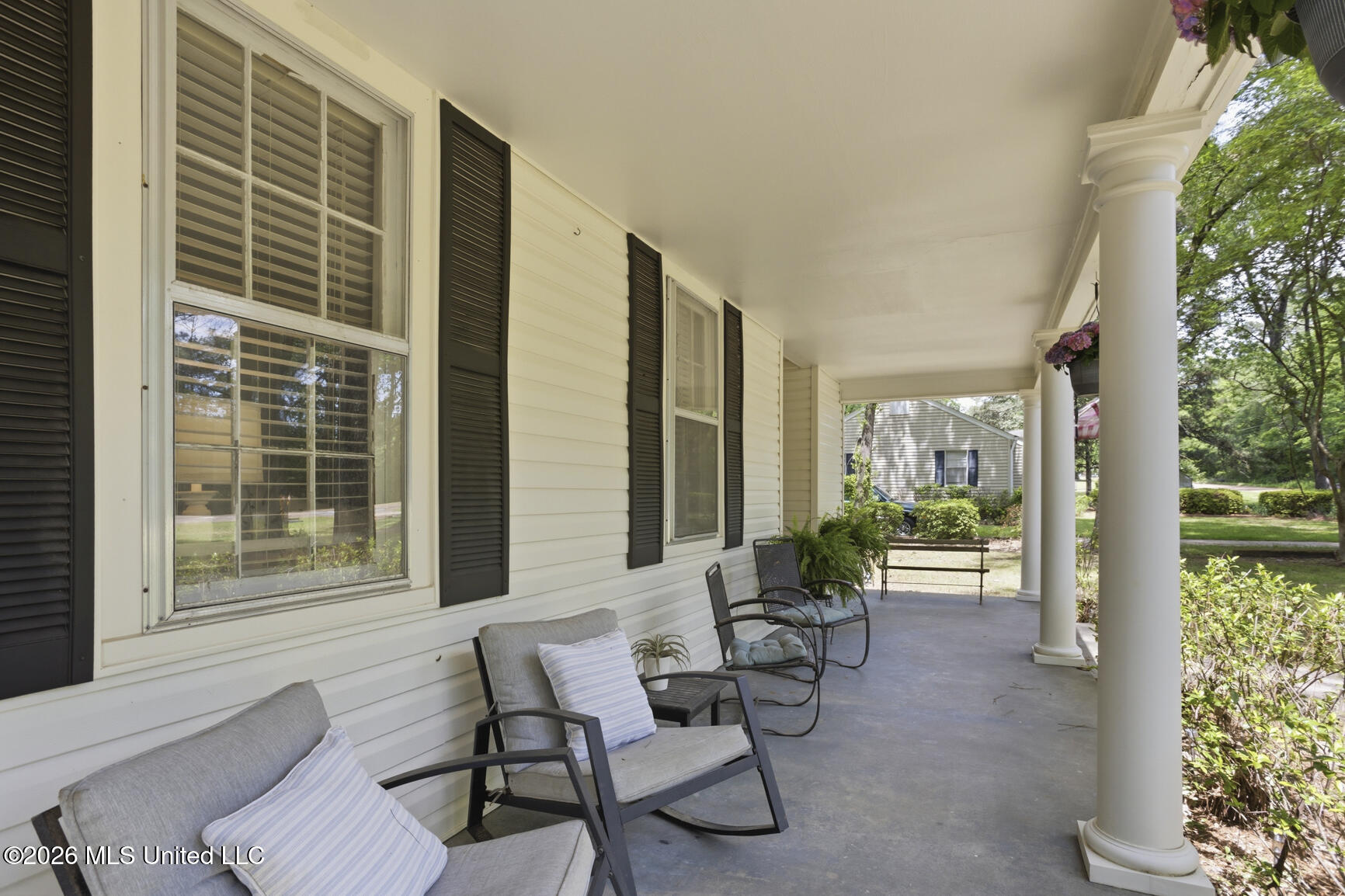 404 Colonial Circle Jackson, MS 39211 - Photo 5 of 27 Covered Front Porch