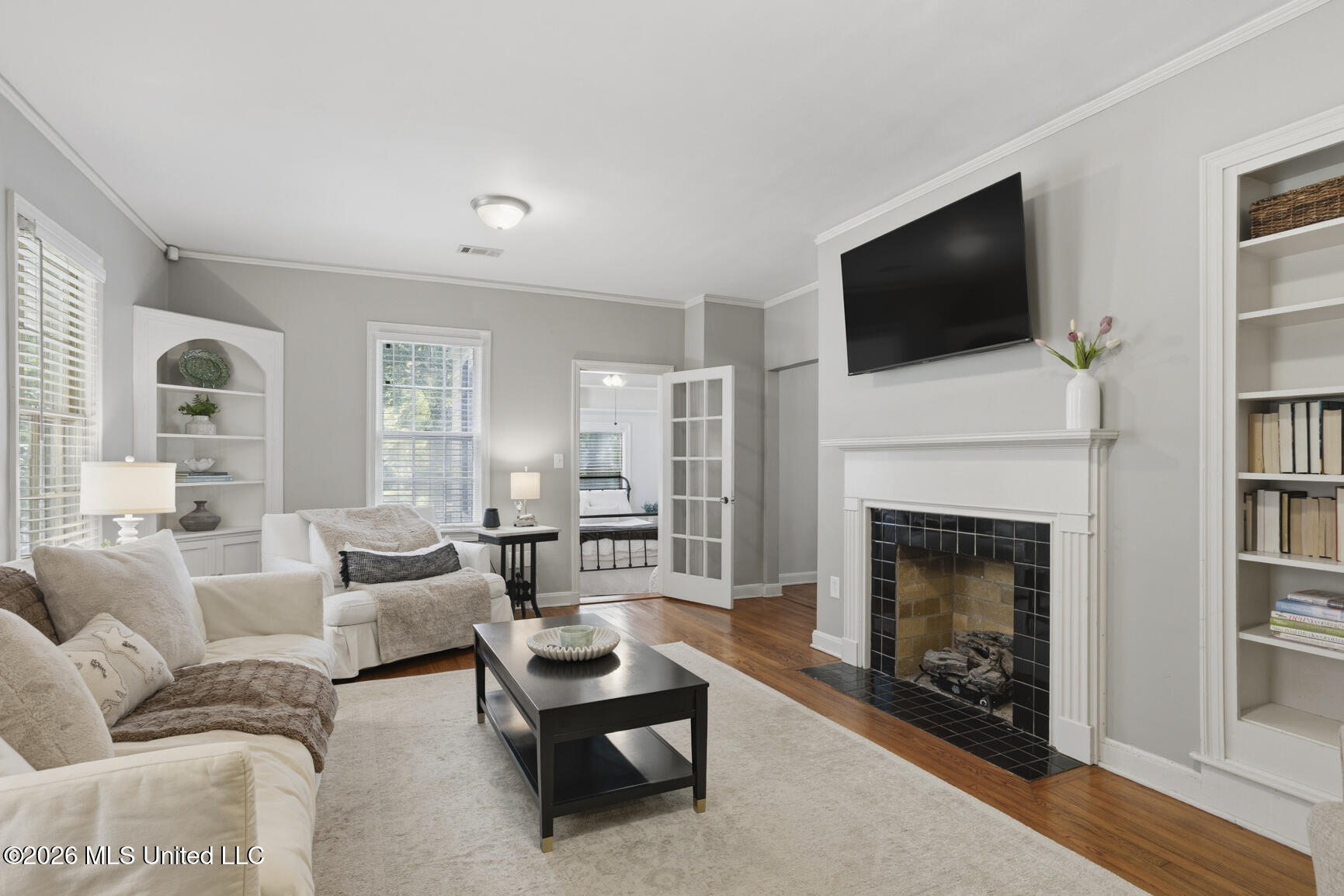 404 Colonial Circle Jackson, MS 39211 - Photo 8 of 27 Spacious Living Room