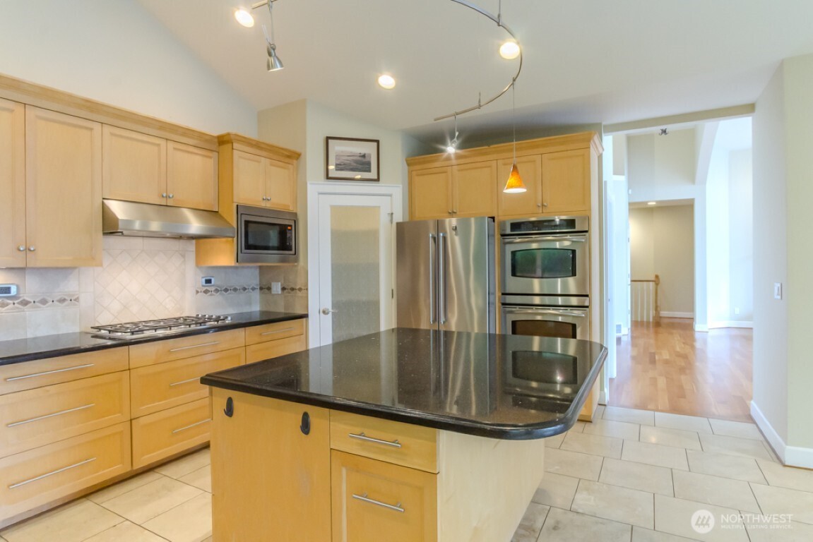 8568 Sand Point Way Northeast Seattle, WA 98115 - Photo 18 of 40