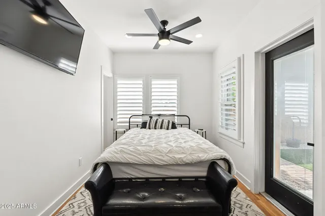 a view of a back yard