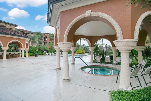 a view of entryway with garden