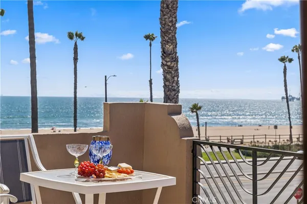$6,500 | 1516 Pacific Coast Highway, Unit 304, Huntington Beach, CA 92648