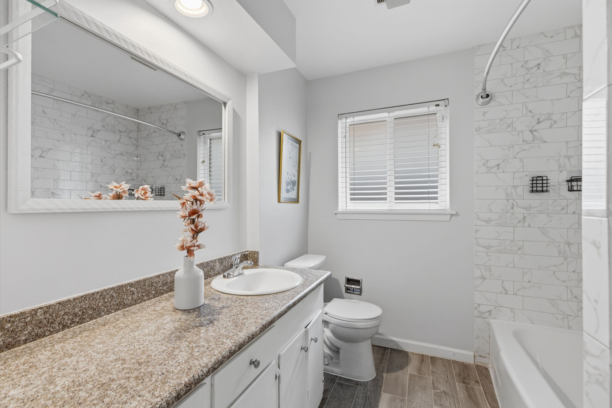 5410 Indigo Street Houston, TX 77096 - Photo 22 of 30 Nice second full bathroom.