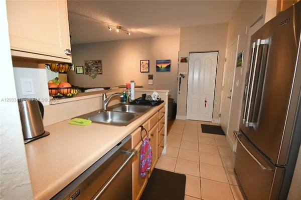 $2,200 | 6001 Southwest 70th Street, Unit 320, South Miami, FL 33143