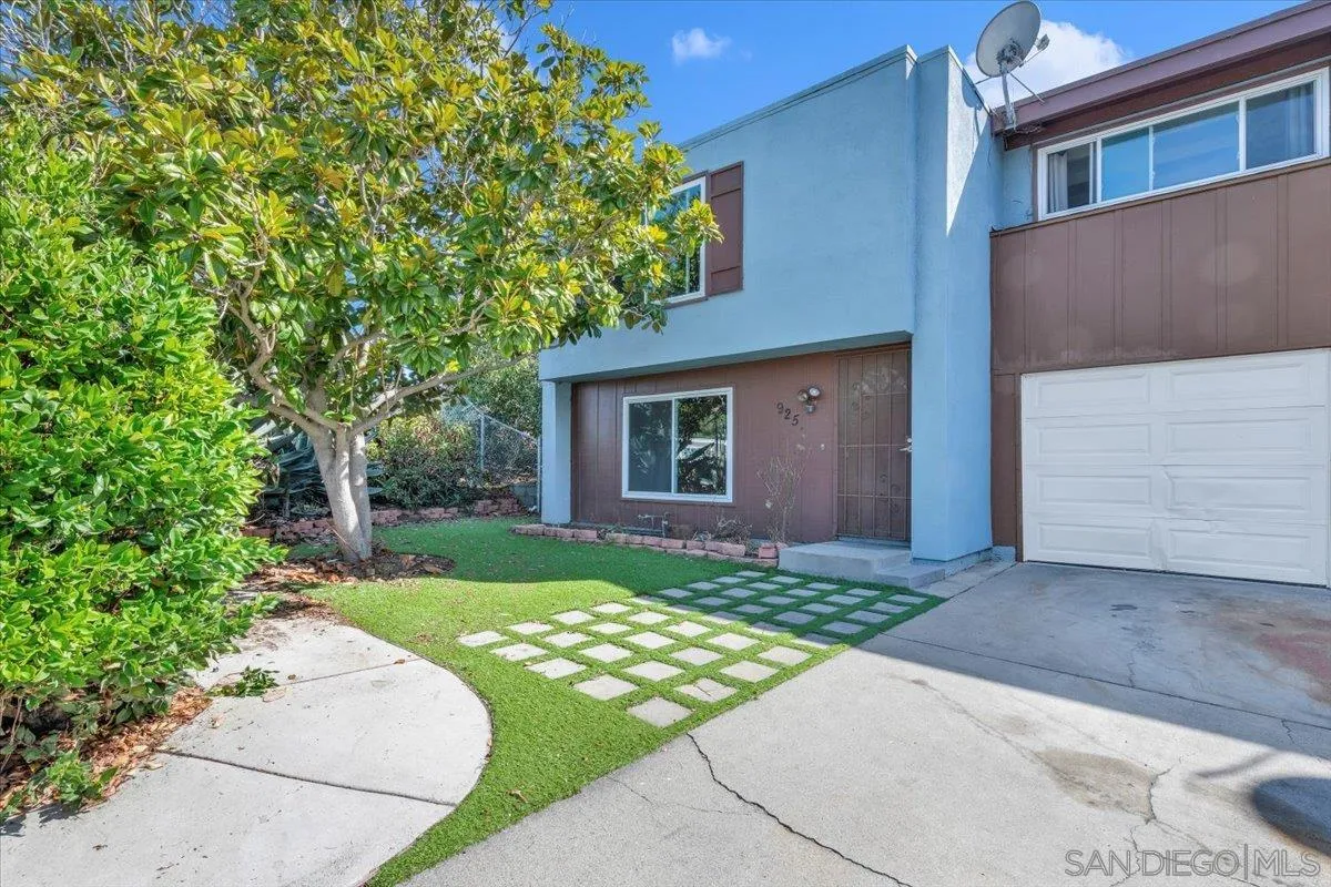 925 Raintree Place Vista, CA 92084 - Photo 1 of 33 Gallery Image 1