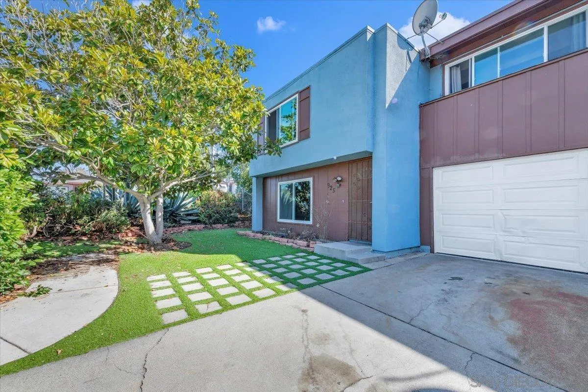 925 Raintree Place Vista, CA 92084 - Photo 2 of 33 Gallery Image 2