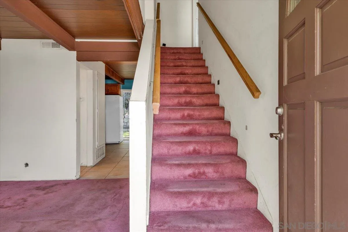 925 Raintree Place Vista, CA 92084 - Photo 3 of 33 Gallery Image 3