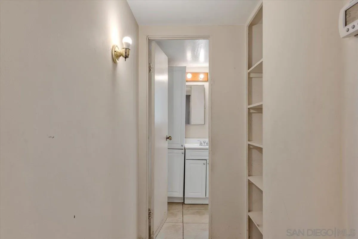 925 Raintree Place Vista, CA 92084 - Photo 7 of 33 Gallery Image 7