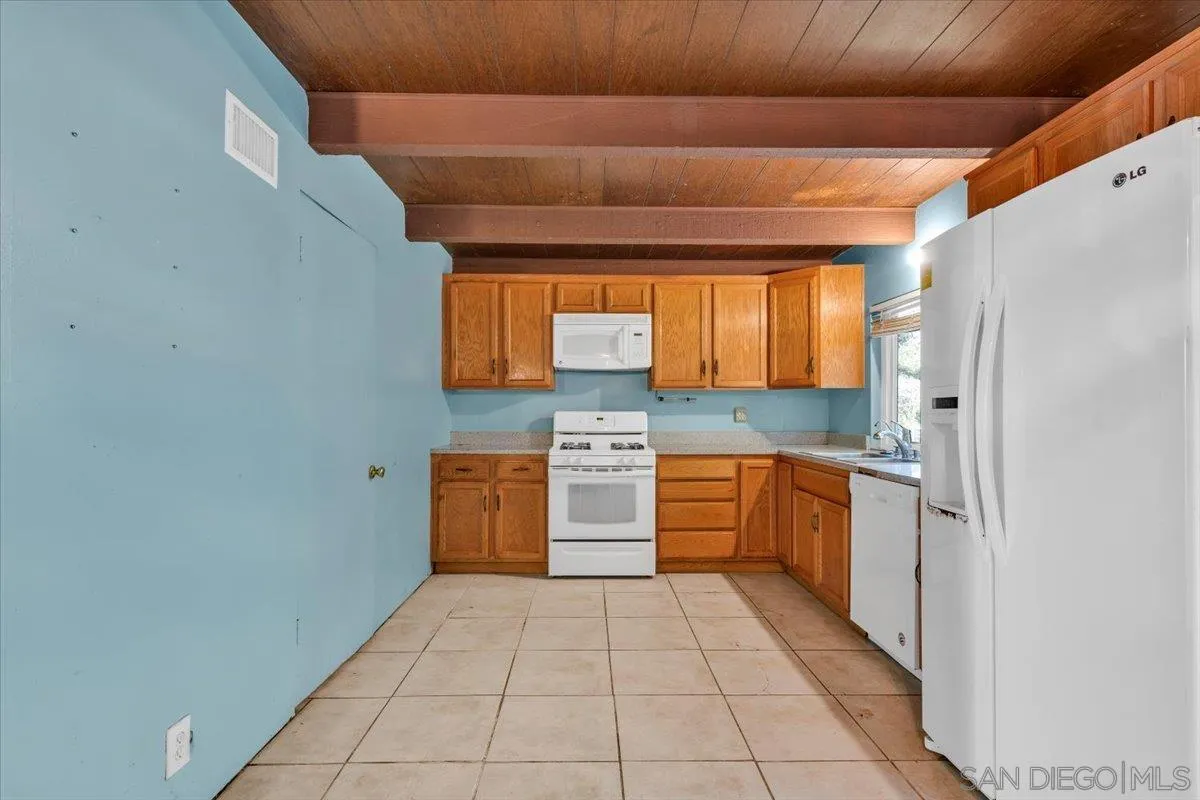 925 Raintree Place Vista, CA 92084 - Photo 8 of 33 Gallery Image 8