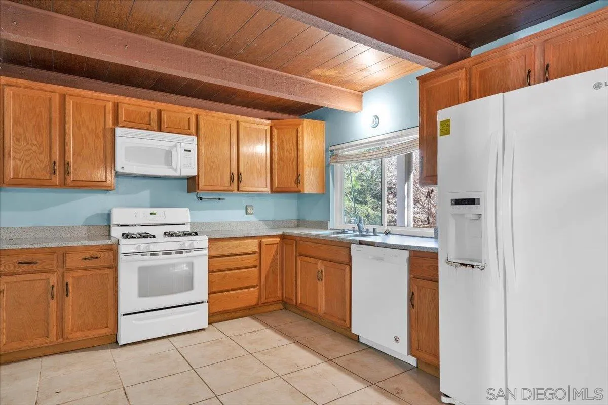 925 Raintree Place Vista, CA 92084 - Photo 9 of 33 Gallery Image 9