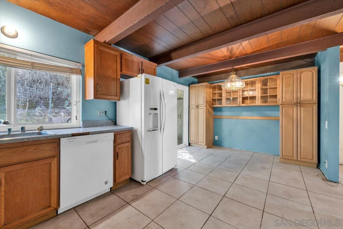 925 Raintree Place Vista, CA 92084 - Photo 10 of 33 Gallery Image 10