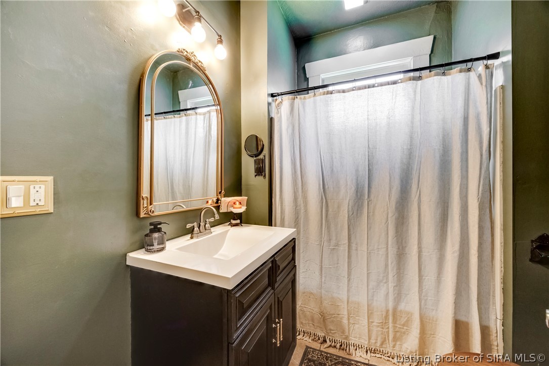 2116 Reno Avenue New Albany, IN 47150 - Photo 19 of 74 Full hall bath