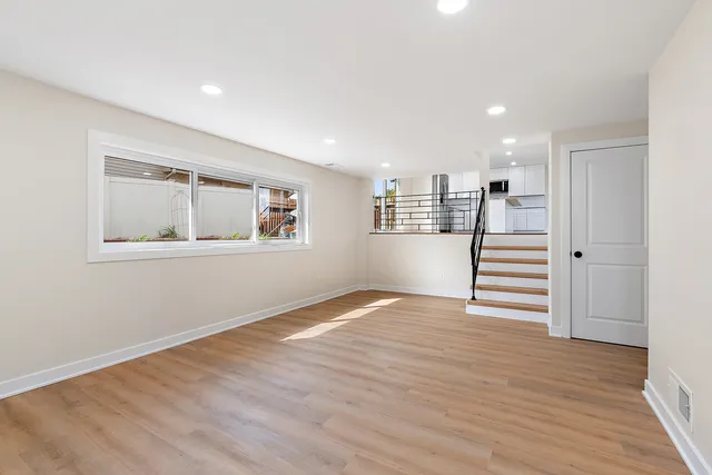 $369,000 | 13706 Crestview Court, Crestwood, IL 60418