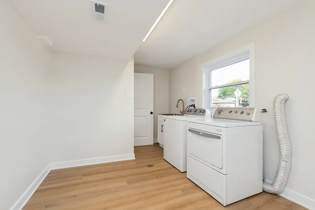 $369,000 | 13706 Crestview Court, Crestwood, IL 60418