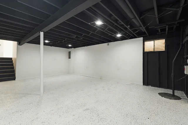 $369,000 | 13706 Crestview Court, Crestwood, IL 60418