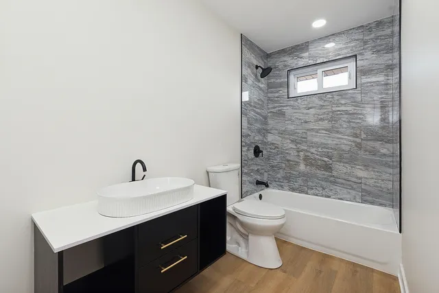 $369,000 | 13706 Crestview Court, Crestwood, IL 60418