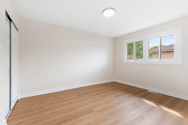 $369,000 | 13706 Crestview Court, Crestwood, IL 60418