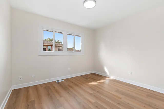 $369,000 | 13706 Crestview Court, Crestwood, IL 60418