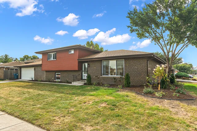 $369,000 | 13706 Crestview Court, Crestwood, IL 60418